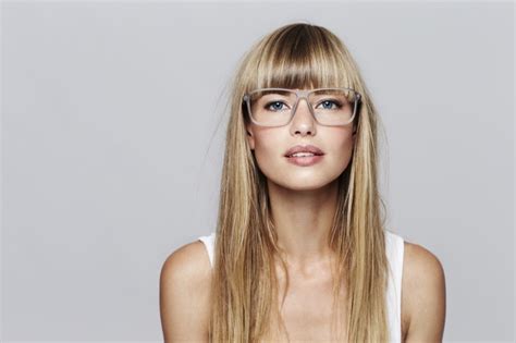 How to Choose Glasses for Blonde Hair: Tips & Tricks。